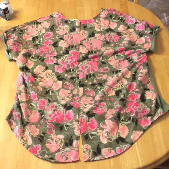 ⭐️Sold⭐️Green floral d&co. Top Size: 2X - Picture 3 of 4